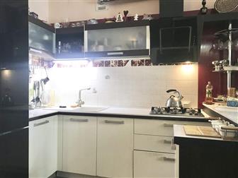 В продаже отличная квартира в центре города,  Малоэтажный кирпичный дом, просторные комнаты и большая кухня, квартира обставлена мебелью и техникой,  Есть спортивный в Кирове