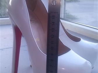      christian louboutin  33  33025650  --