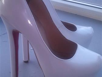  foto    christian louboutin  33  33025650  --