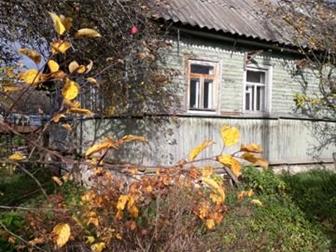 Крепкий зимний дом на высоком фундаменте с подполом,  Зимний водопровод, скважина , новая баня    2 зимних сарая под скот,  Соседи живут круглый год, 15 минут пешком в Санкт-Петербурге