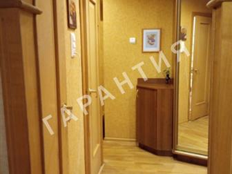 Продается уютная, просторная квартира с хорошей планировкой в самом центре города, в 50 м от торгового центра Оазис,  Для детей - детский сад 52, школа 8,  В шаговой в Вологде